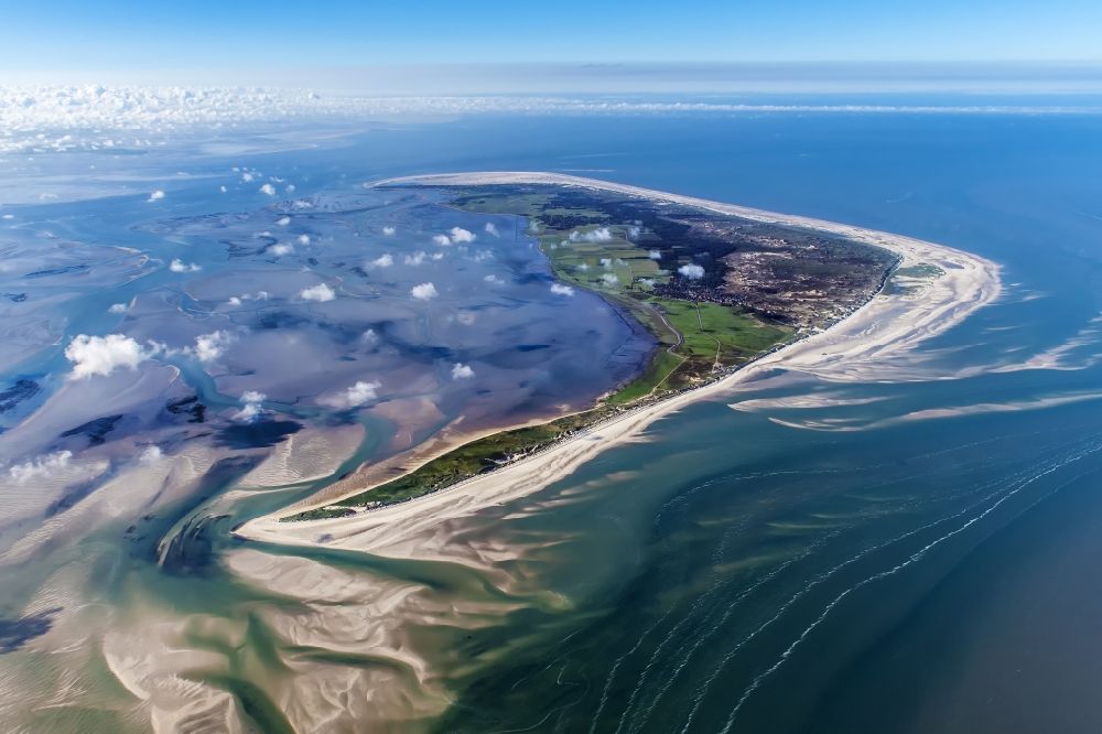 Luftaufnahme Wittdün auf Amrum - Sandstrand- Landschaft an der Nordsee in Wittdün auf Amrum im Bundesland Schleswig-Holstein