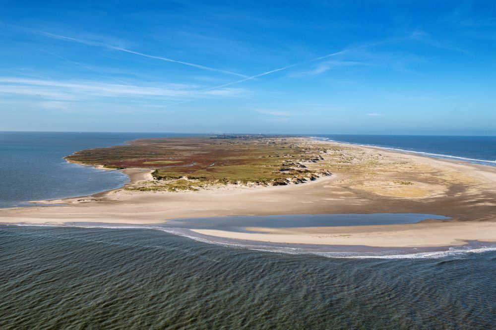 Norderney aus der Vogelperspektive: Sandstrand- Landschaft an der Nordsee zur Insel Norderney im Bundesland Niedersachsen