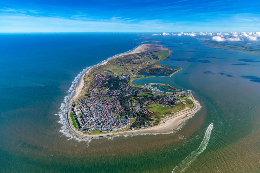 Norderney aus der Vogelperspektive: Sandstrand- Landschaft an der Nordsee zur Insel Norderney im Bundesland Niedersachsen
