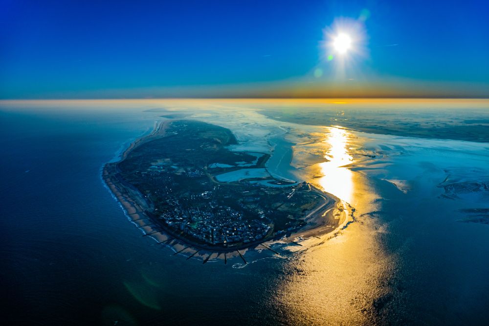 Norderney von oben - Sandstrand- Landschaft an der Nordsee zur Insel Norderney im Sonnenaufgang im Bundesland Niedersachsen