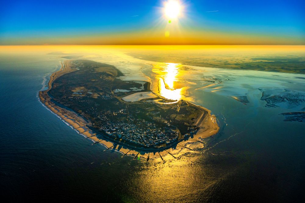 Norderney aus der Vogelperspektive: Sandstrand- Landschaft an der Nordsee zur Insel Norderney im Sonnenaufgang im Bundesland Niedersachsen
