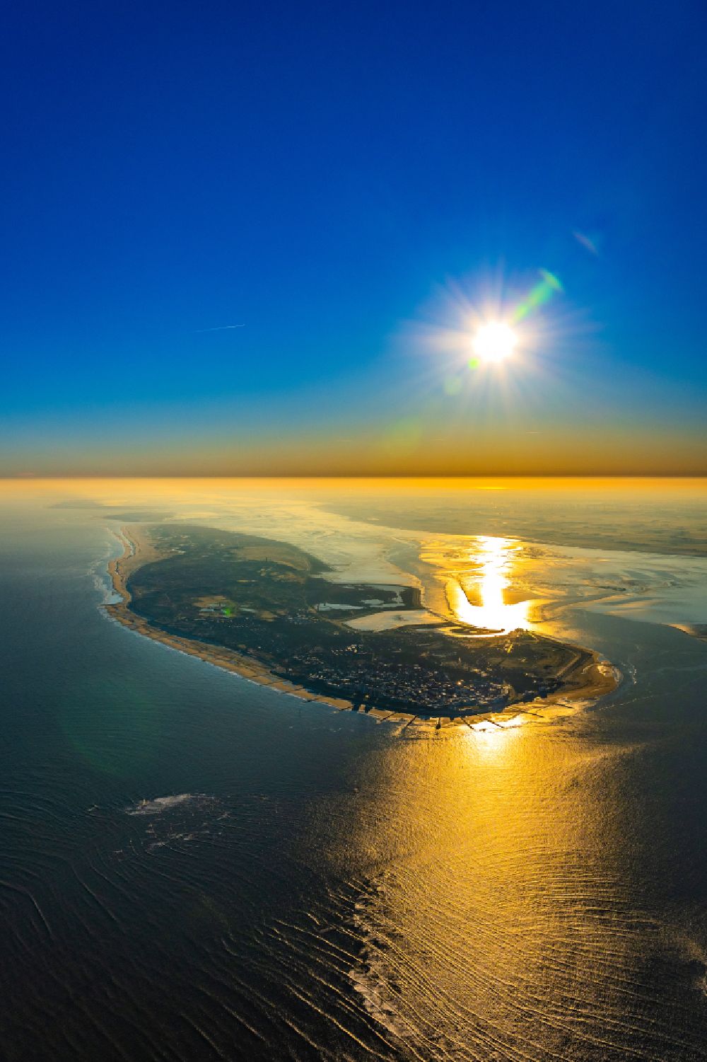 Luftaufnahme Norderney - Sandstrand- Landschaft an der Nordsee zur Insel Norderney im Sonnenaufgang im Bundesland Niedersachsen