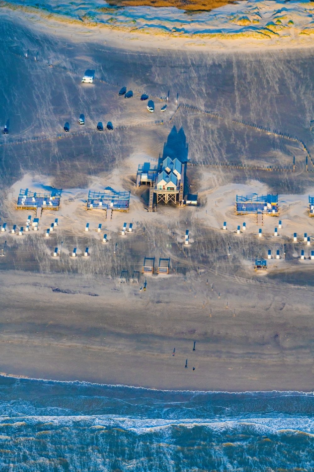 Luftbild Sankt Peter-Ording - Sandstrand- Landschaft an der Nordseeküste mit Seebrücken - Restaurant in Sankt Peter-Ording in im Bundesland Schleswig-Holstein