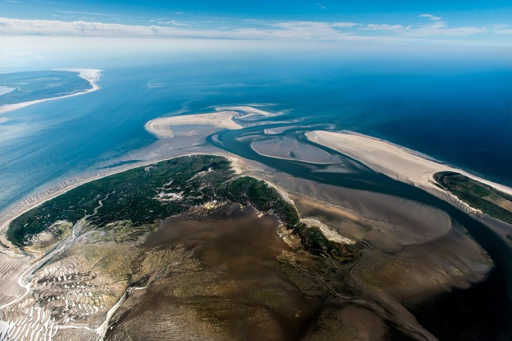 Juist von oben - Sandstrand- Landschaft an der Ostfriesischen Insel in Juist im Bundesland Niedersachsen