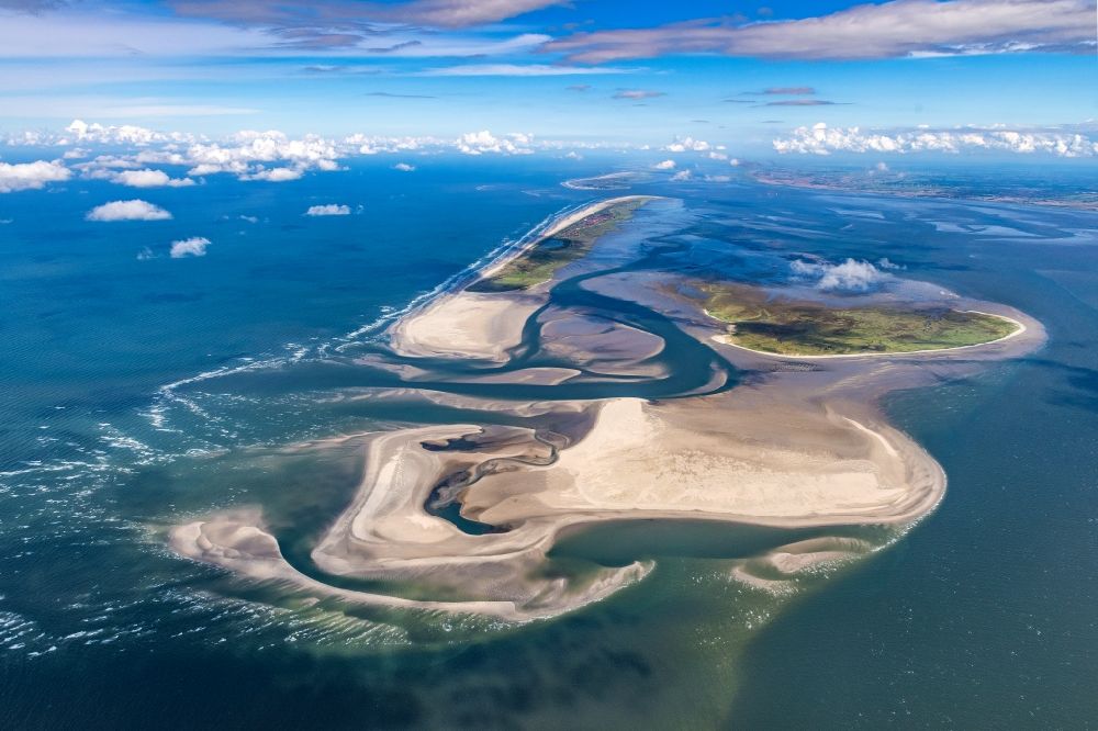 Juist aus der Vogelperspektive: Sandstrand- Landschaft an der Ostfriesischen Insel in Juist im Bundesland Niedersachsen