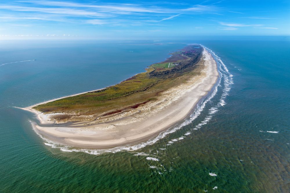 Juist aus der Vogelperspektive: Sandstrand- Landschaft an der Ostfriesischen Insel in Juist im Bundesland Niedersachsen