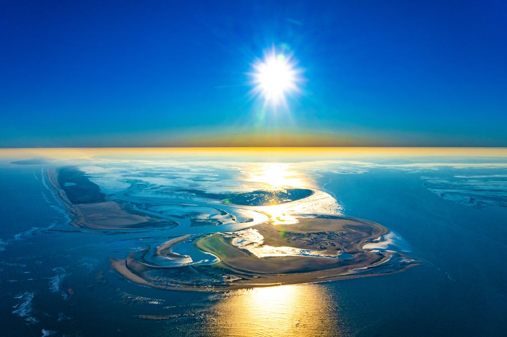 Luftbild Juist - Sandstrand- Landschaft an der Ostfriesischen Insel in Juist im Sonnenaufgang im Bundesland Niedersachsen