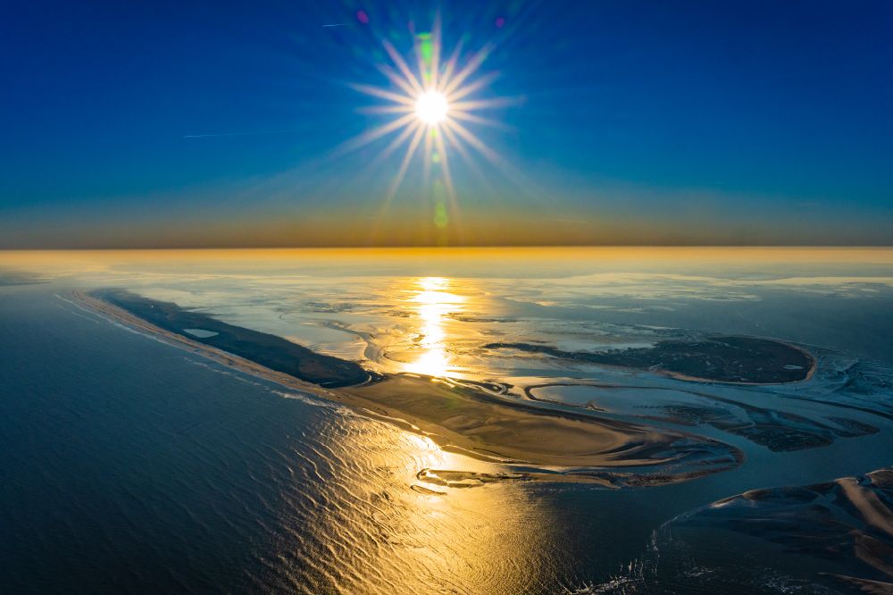 Luftaufnahme Juist - Sandstrand- Landschaft an der Ostfriesischen Insel in Juist im Sonnenaufgang im Bundesland Niedersachsen