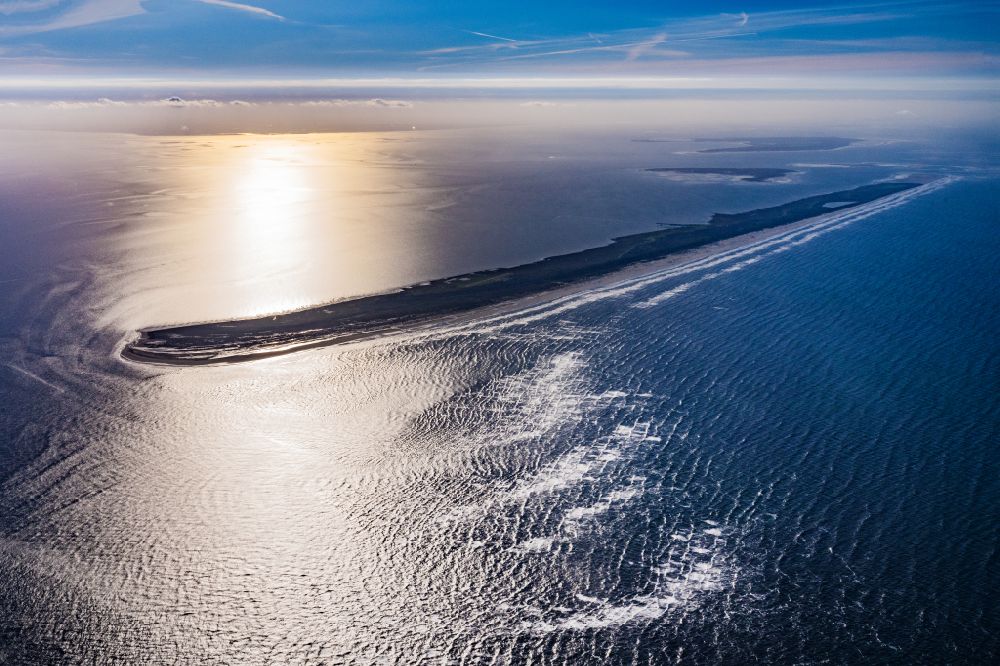 Juist aus der Vogelperspektive: Sandstrand- Landschaft an der Ostfriesischen Insel in Juist im Sonnenutergang im Bundesland Niedersachsen