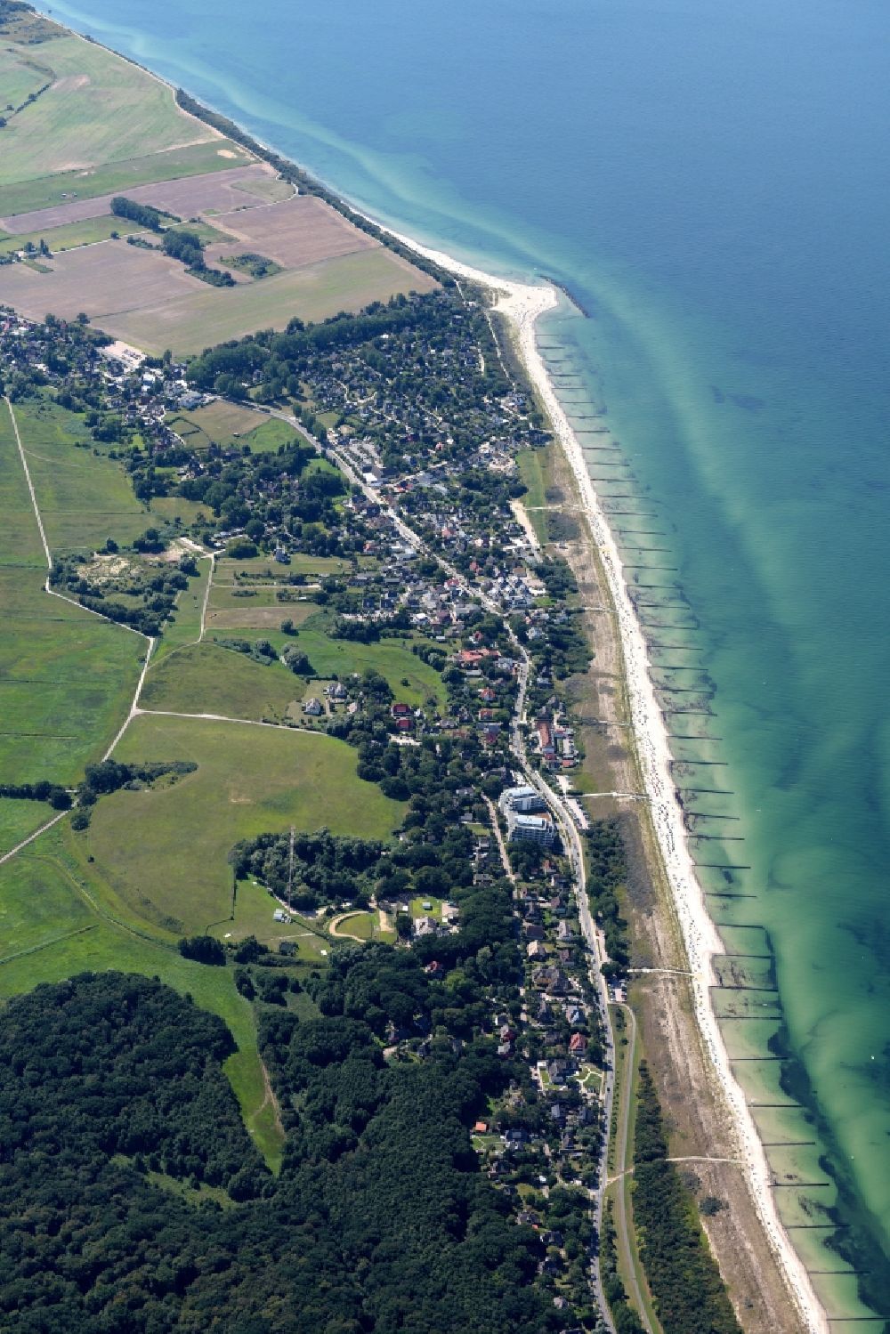 Luftaufnahme Ahrenshoop - Sandstrand- Landschaft an der Ostsee in Ahrenshoop im Bundesland Mecklenburg-Vorpommern