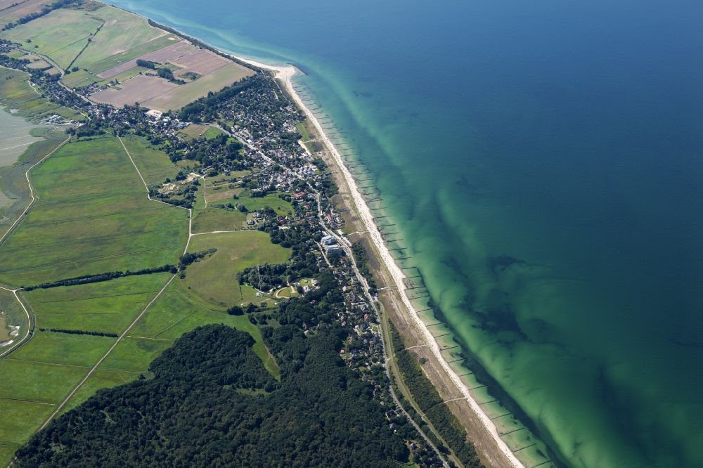 Ahrenshoop von oben - Sandstrand- Landschaft an der Ostsee in Ahrenshoop im Bundesland Mecklenburg-Vorpommern