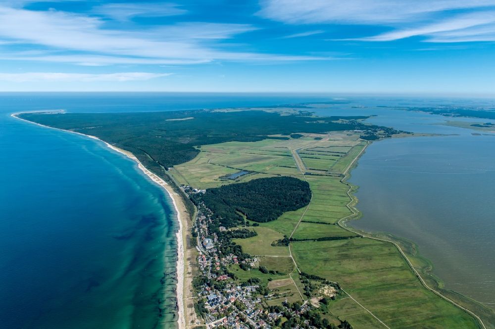 Ahrenshoop aus der Vogelperspektive: Sandstrand- Landschaft an der Ostsee in Ahrenshoop im Bundesland Mecklenburg-Vorpommern