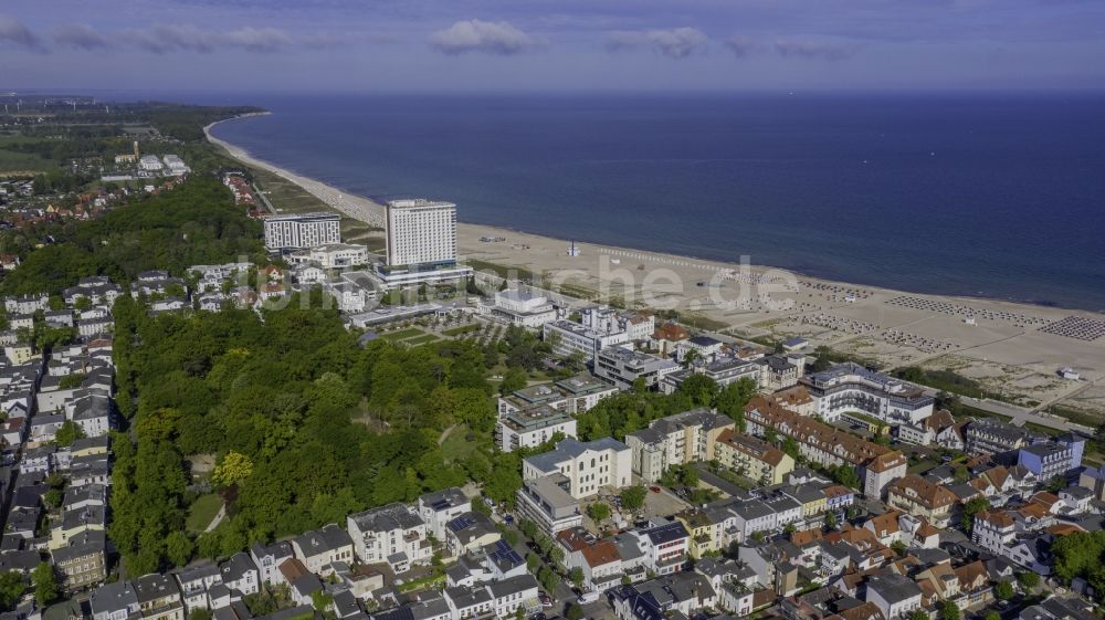 Luftaufnahme Rostock - Sandstrand- Landschaft der Ostsee im Ortsteil Warnemünde in Rostock im Bundesland Mecklenburg-Vorpommern, Deutschland