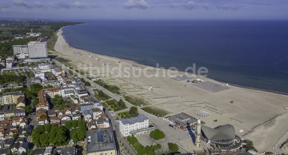 Rostock von oben - Sandstrand- Landschaft der Ostsee im Ortsteil Warnemünde in Rostock im Bundesland Mecklenburg-Vorpommern, Deutschland