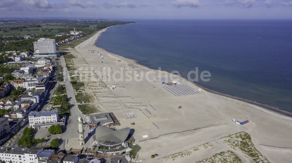 Rostock aus der Vogelperspektive: Sandstrand- Landschaft der Ostsee im Ortsteil Warnemünde in Rostock im Bundesland Mecklenburg-Vorpommern, Deutschland