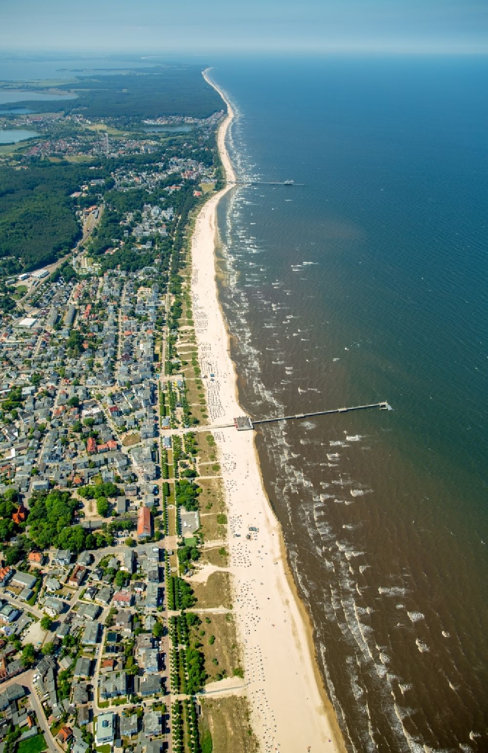 Luftaufnahme Seebad Ahlbeck - Sandstrand- Landschaft an der Ostsee in Seebad Ahlbeck im Bundesland Mecklenburg-Vorpommern