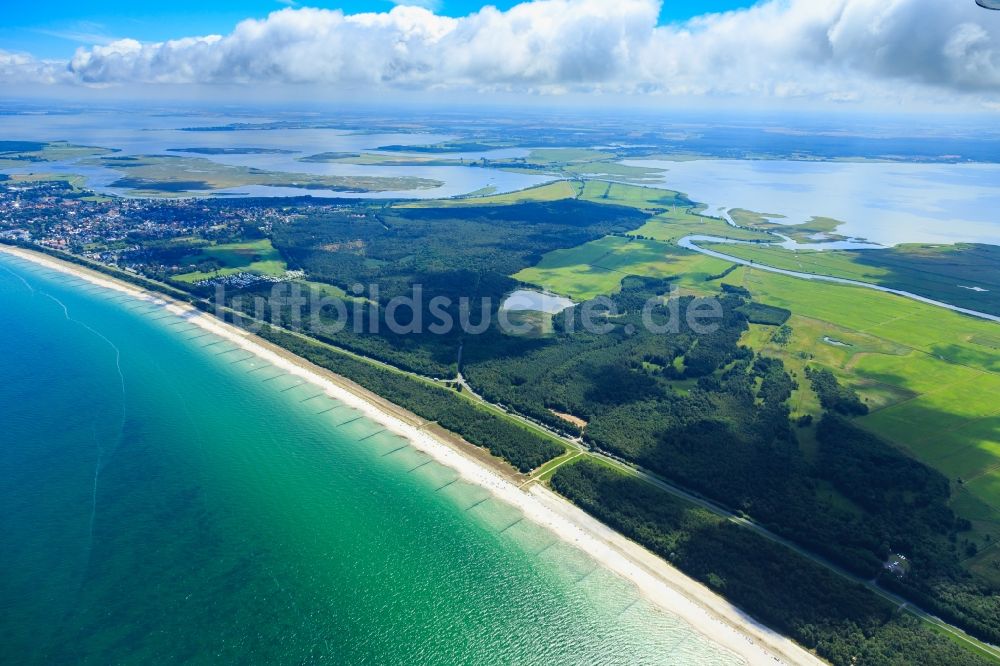 Luftaufnahme Zingst - Sandstrand- Landschaft der Ostsee in Zingst im Bundesland Mecklenburg-Vorpommern, Deutschland