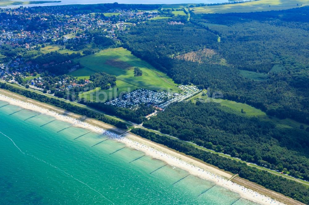 Zingst aus der Vogelperspektive: Sandstrand- Landschaft der Ostsee in Zingst im Bundesland Mecklenburg-Vorpommern, Deutschland