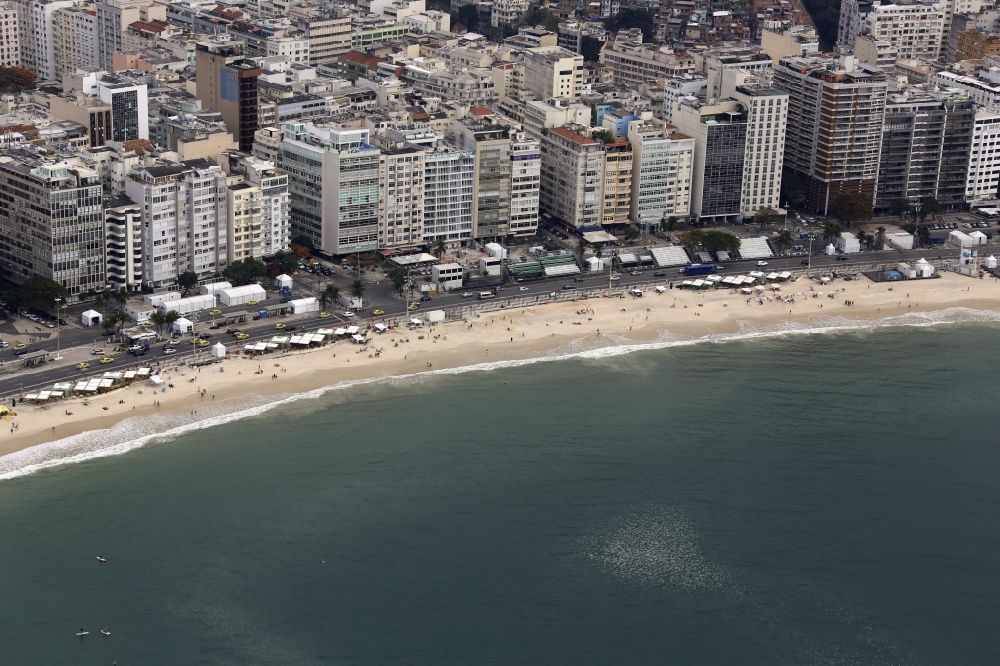 Luftaufnahme Rio de Janeiro - Sandstrand- Landschaft an der Südatlantik vor den Sommerspielen der Spiele der XXXI. Olympiade in Rio de Janeiro in Brasilien