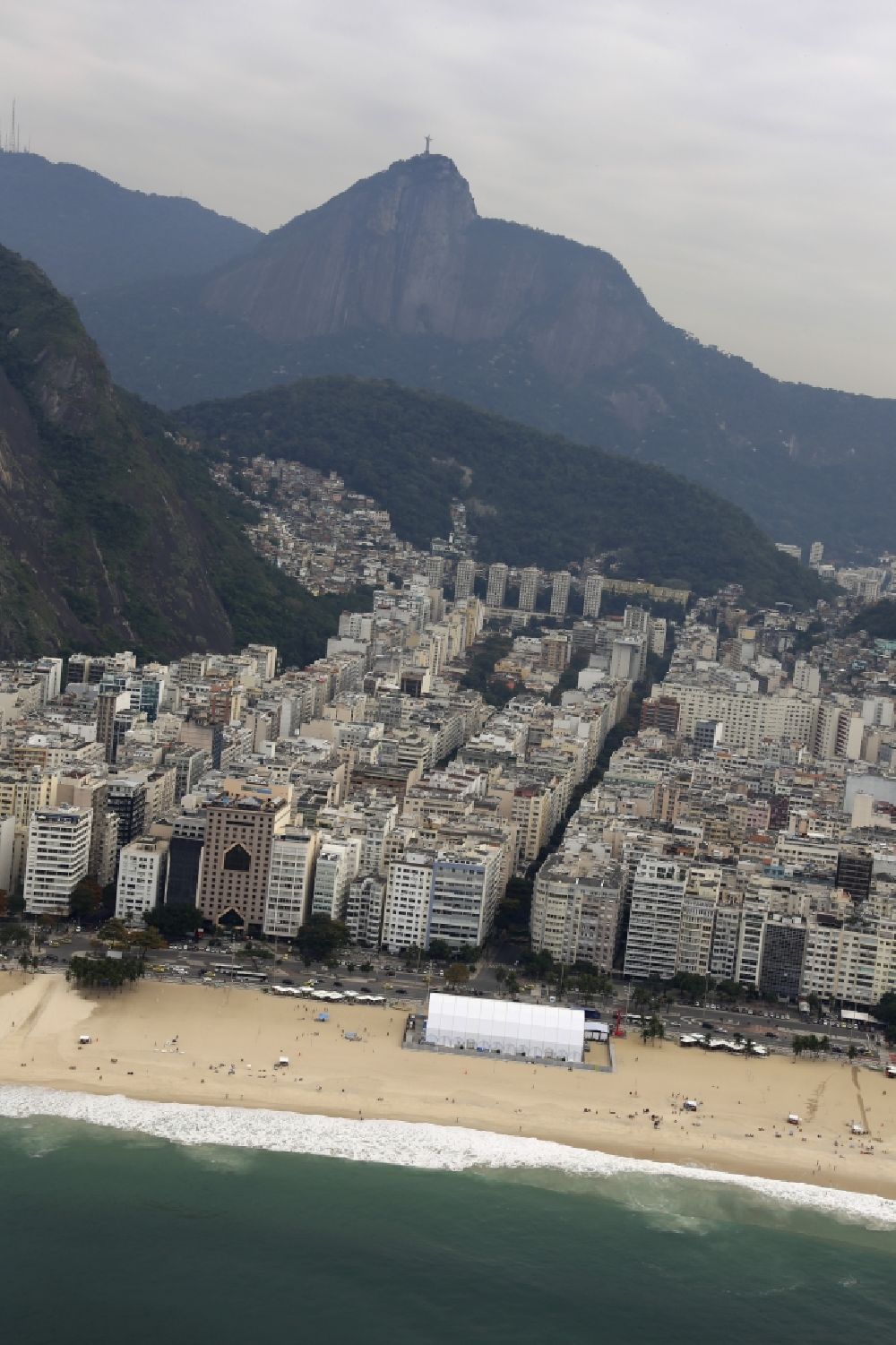 Rio de Janeiro aus der Vogelperspektive: Sandstrand- Landschaft an der Südatlantik vor den Sommerspielen der Spiele der XXXI. Olympiade in Rio de Janeiro in Brasilien