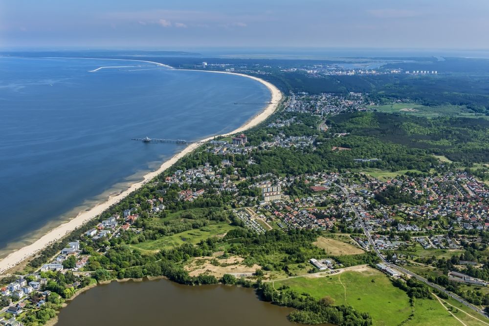Luftbild Heringsdorf - Sandstrand- Landschaft an der Seebrücke auf der Insel Usedom im Ortsteil Seebad Heringsdorf in Heringsdorf im Bundesland Mecklenburg-Vorpommern