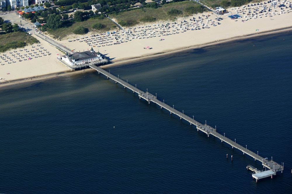 Luftaufnahme Seebad Ahlbeck - Sandstrand- Landschaft an der Seebrücke der auf der Insel Usedom im Seebad Ahlbeck im Bundesland Mecklenburg-Vorpommern