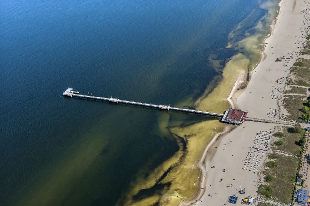 Seebad Ahlbeck aus der Vogelperspektive: Sandstrand- Landschaft an der Seebrücke der auf der Insel Usedom im Seebad Ahlbeck im Bundesland Mecklenburg-Vorpommern