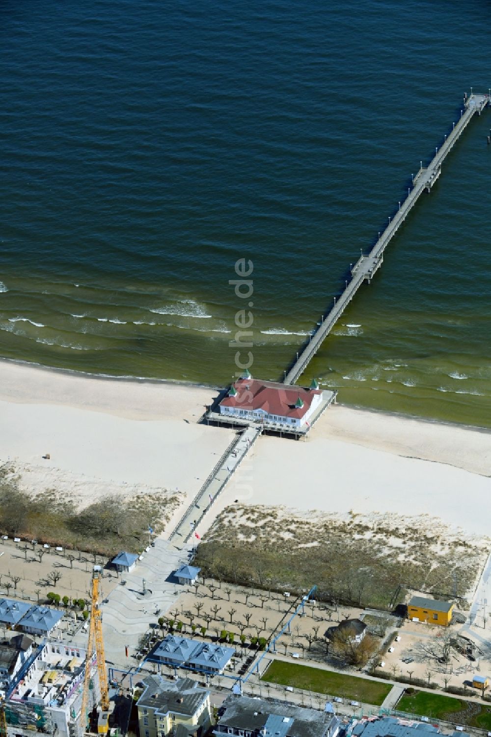 Seebad Ahlbeck aus der Vogelperspektive: Sandstrand- Landschaft an der Seebrücke der auf der Insel Usedom im Seebad Ahlbeck im Bundesland Mecklenburg-Vorpommern