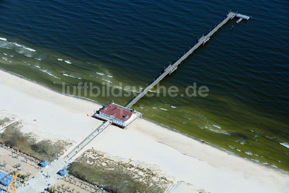 Luftbild Seebad Ahlbeck - Sandstrand- Landschaft an der Seebrücke der auf der Insel Usedom im Seebad Ahlbeck im Bundesland Mecklenburg-Vorpommern