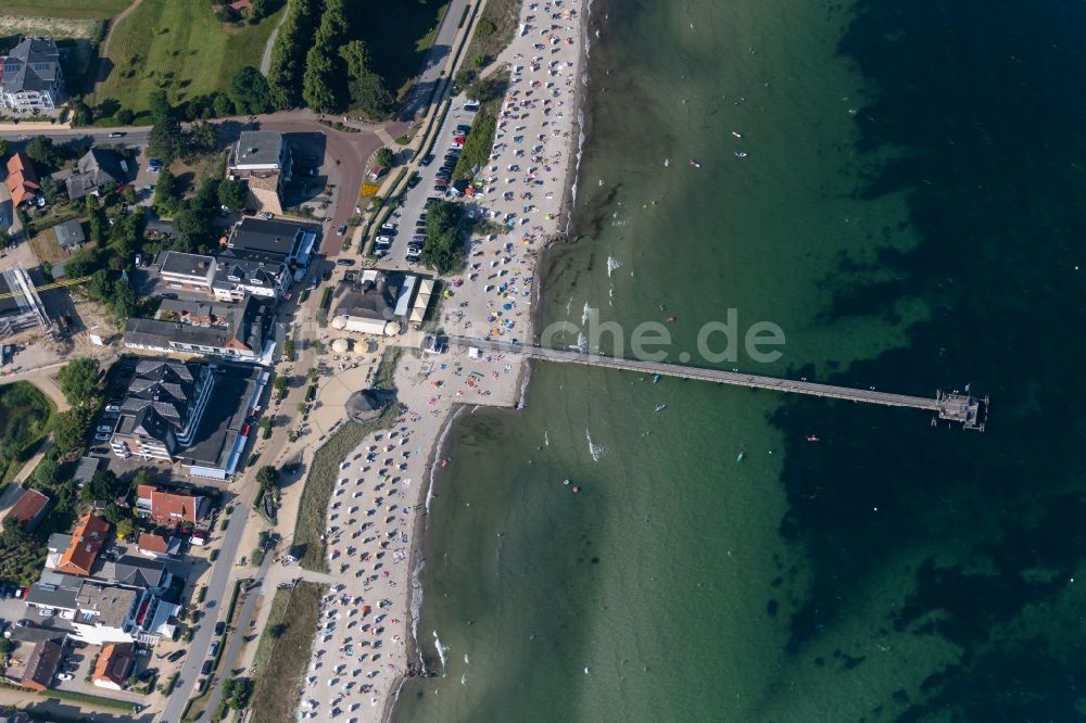 Luftaufnahme Scharbeutz - Sandstrand- Landschaft an der Seebrücke im Ortsteil Scharbeutz in Scharbeutz im Bundesland Schleswig-Holstein