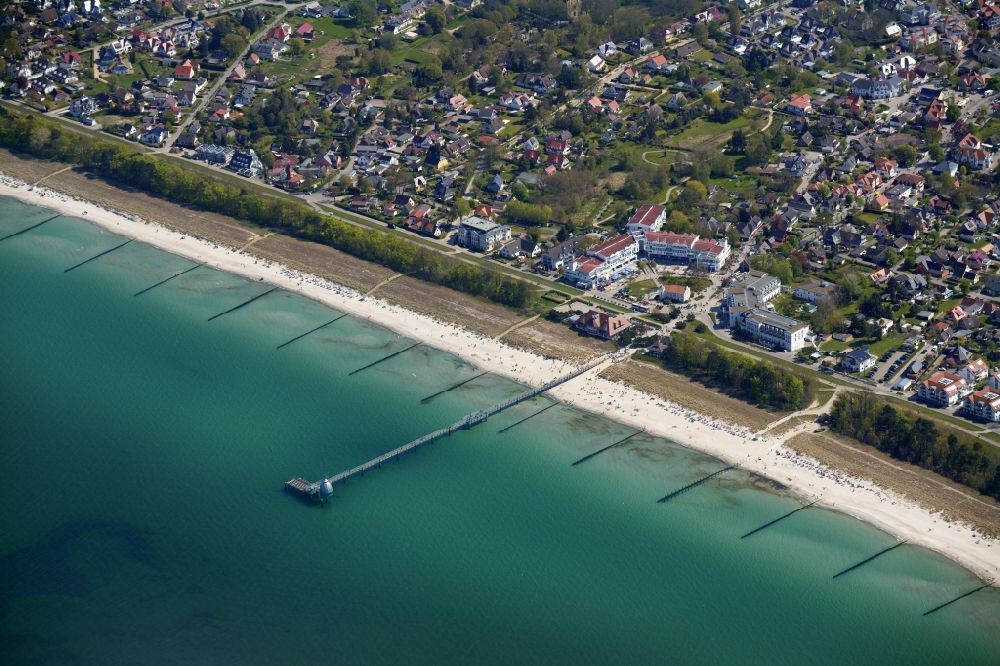 Luftbild Zingst - Sandstrand- Landschaft an der Seebrücke Zingst mit Tauchgondel in Zingst im Bundesland Mecklenburg-Vorpommern