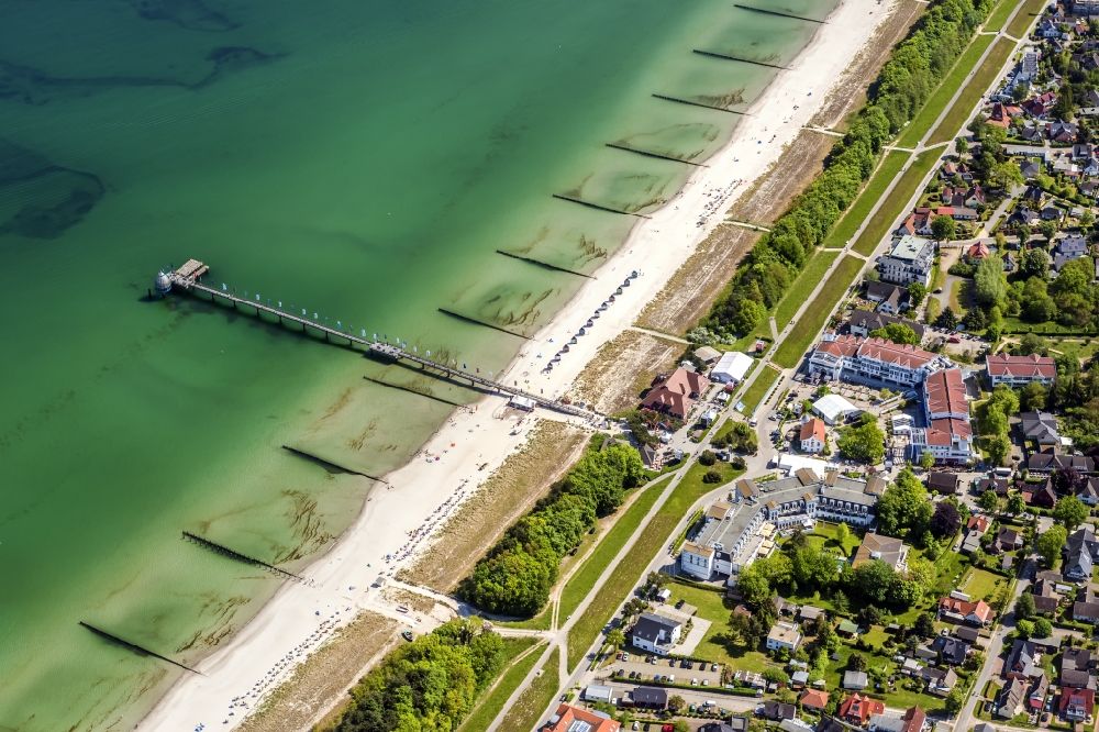 Zingst aus der Vogelperspektive: Sandstrand- Landschaft an der Seebrücke Zingst mit Tauchgondel in Zingst im Bundesland Mecklenburg-Vorpommern
