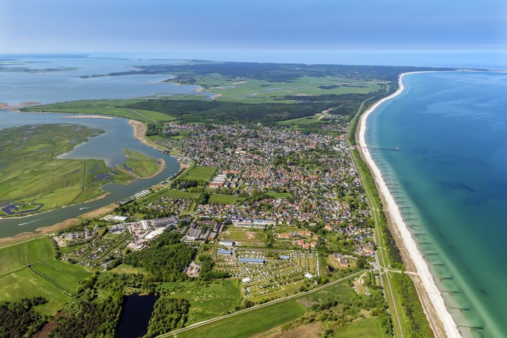 Luftaufnahme Zingst - Sandstrand- Landschaft an der Seebrücke Zingst mit Tauchgondel in Zingst im Bundesland Mecklenburg-Vorpommern