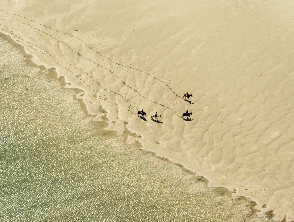 Barna aus der Vogelperspektive: Sandstrand- Landschaft am Silverstrand - Nordatlantischer Ozean in Barna in Galway, Irland
