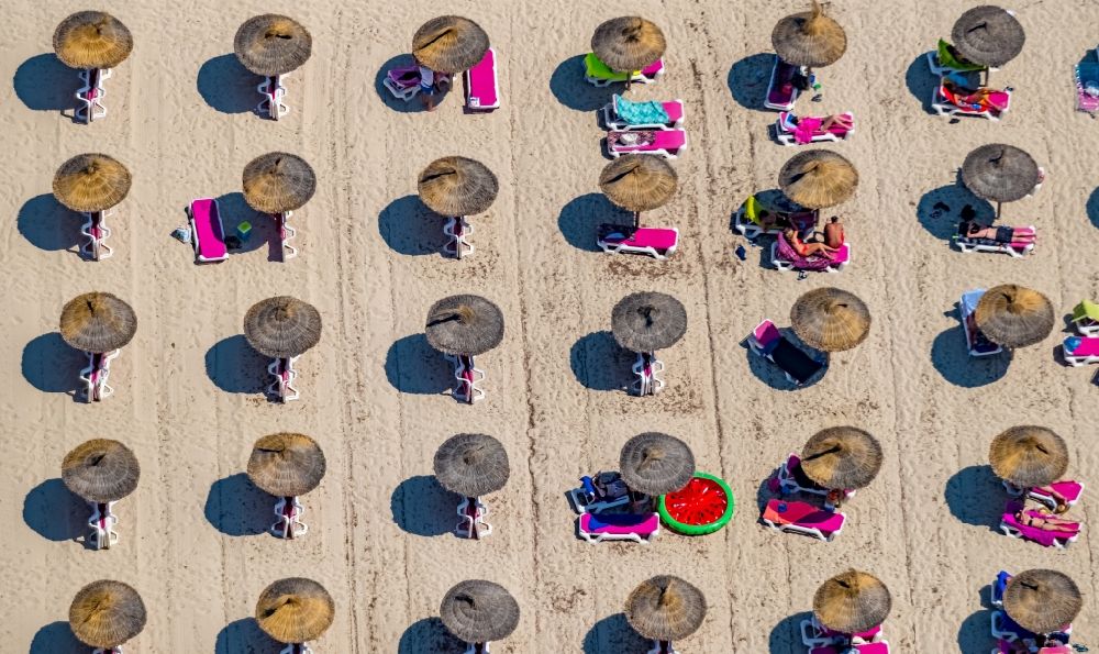 Cala Anguila-Cala Mendia aus der Vogelperspektive: Sandstrand- Landschaft mit Sonnenschirm - Reihen an der CALA Estany d'en Mas in Cala Anguila-Cala Mendia in Balearische Insel Mallorca, Spanien