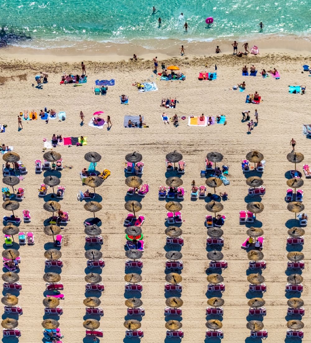 Luftbild Cala Anguila-Cala Mendia - Sandstrand- Landschaft mit Sonnenschirm - Reihen an der CALA Estany d'en Mas in Cala Anguila-Cala Mendia in Balearische Insel Mallorca, Spanien