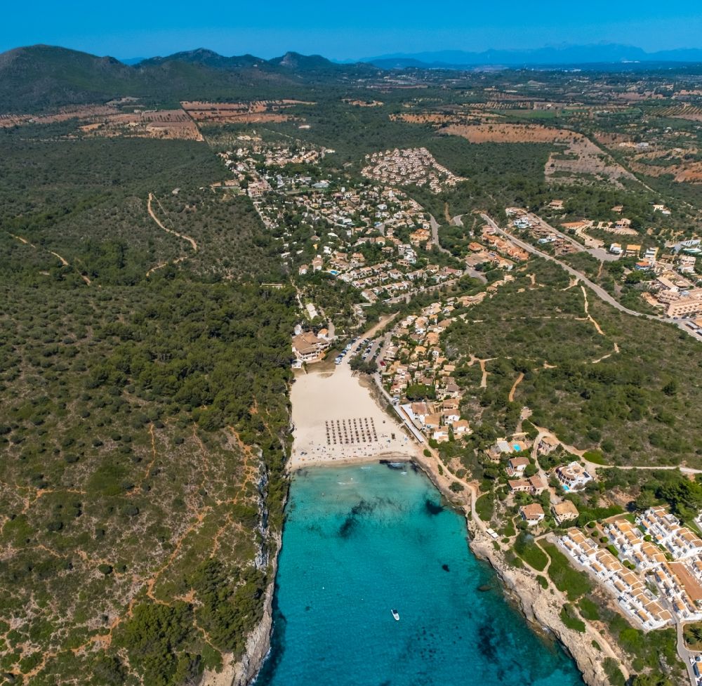 Luftaufnahme Manacor - Sandstrand- Landschaft mit Sonnenschirm - Reihen an der Cala Estany d'en Mas in Cala Anguila-Cala Mendia in Balearische Insel Mallorca, Spanien