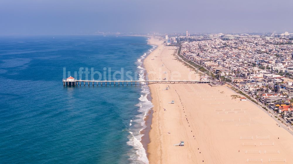 Manhattan Beach aus der Vogelperspektive: Sandstrand- Landschaft Stiller Ozean in Manhattan Beach in Kalifornien, USA