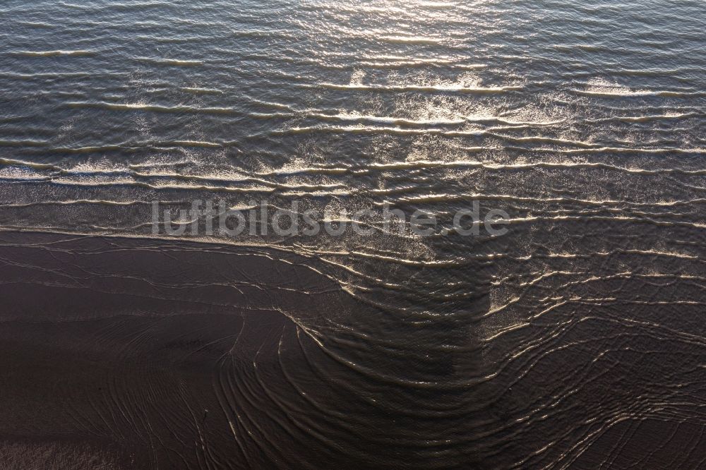 Luftaufnahme Fanö - Sandstrand- Landschaft mit Wellen entlang des Nordsee-Küsten- Verlaufes in Fanö in Region Syddanmark, Dänemark