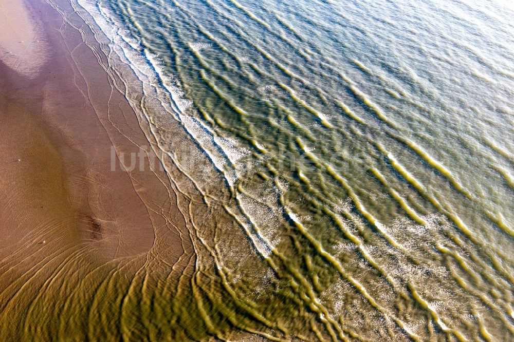 Fanö von oben - Sandstrand- Landschaft mit Wellen entlang des Nordsee-Küsten- Verlaufes in Fanö in Region Syddanmark, Dänemark