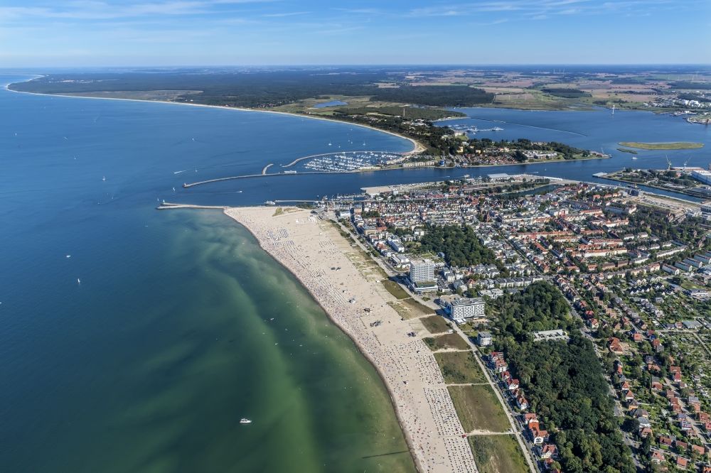 Luftbild Rostock - Sandstrand- des Ostseebad Warnemünde in Rostock im Bundesland Mecklenburg-Vorpommern, Deutschland