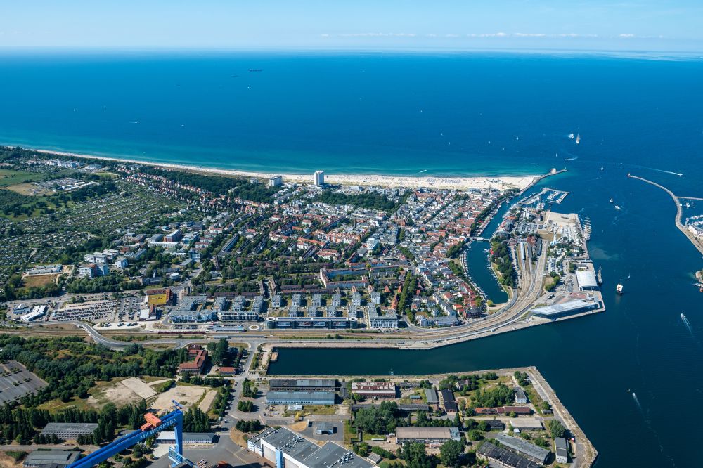 Rostock von oben - Sandstrand- des Ostseebad Warnemünde in Rostock im Bundesland Mecklenburg-Vorpommern, Deutschland