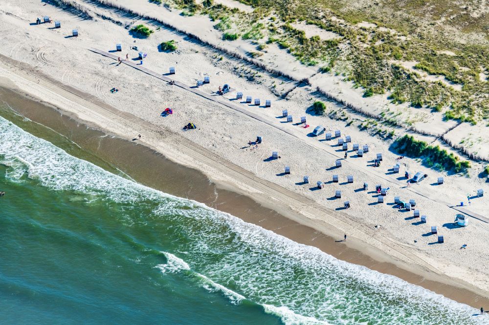 Luftaufnahme Norderney - Sandstrand- mit Strandkörben am Nordstrand auf der Insel Norderney im Bundesland Niedersachsen, Deutschland