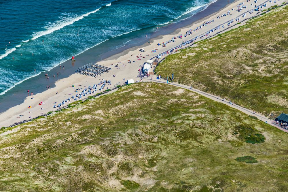 Norderney von oben - Sandstrand- mit Strandkörben am Nordstrand auf der Insel Norderney im Bundesland Niedersachsen, Deutschland