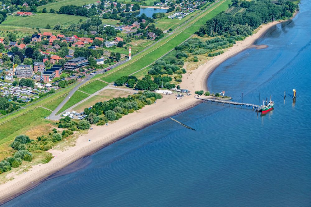 Luftaufnahme Drochtersen - Sandstrand- Uferlandschaft mit Anleger auf Krautsand in Drochtersen im Bundesland Niedersachsen, Deutschland