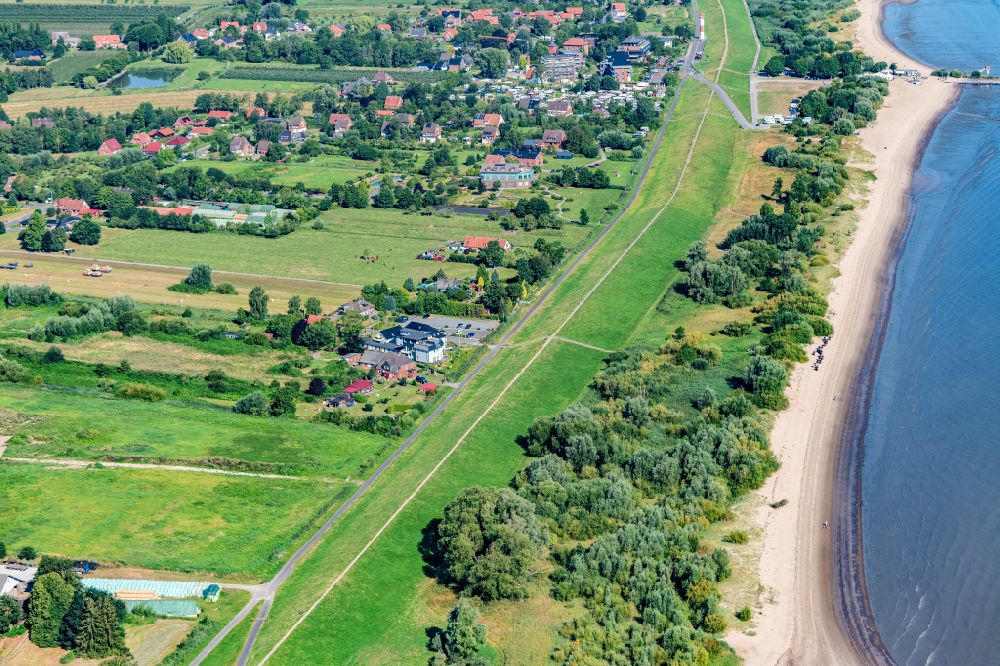 Drochtersen aus der Vogelperspektive: Sandstrand- Uferlandschaft mit Anleger auf Krautsand in Drochtersen im Bundesland Niedersachsen, Deutschland
