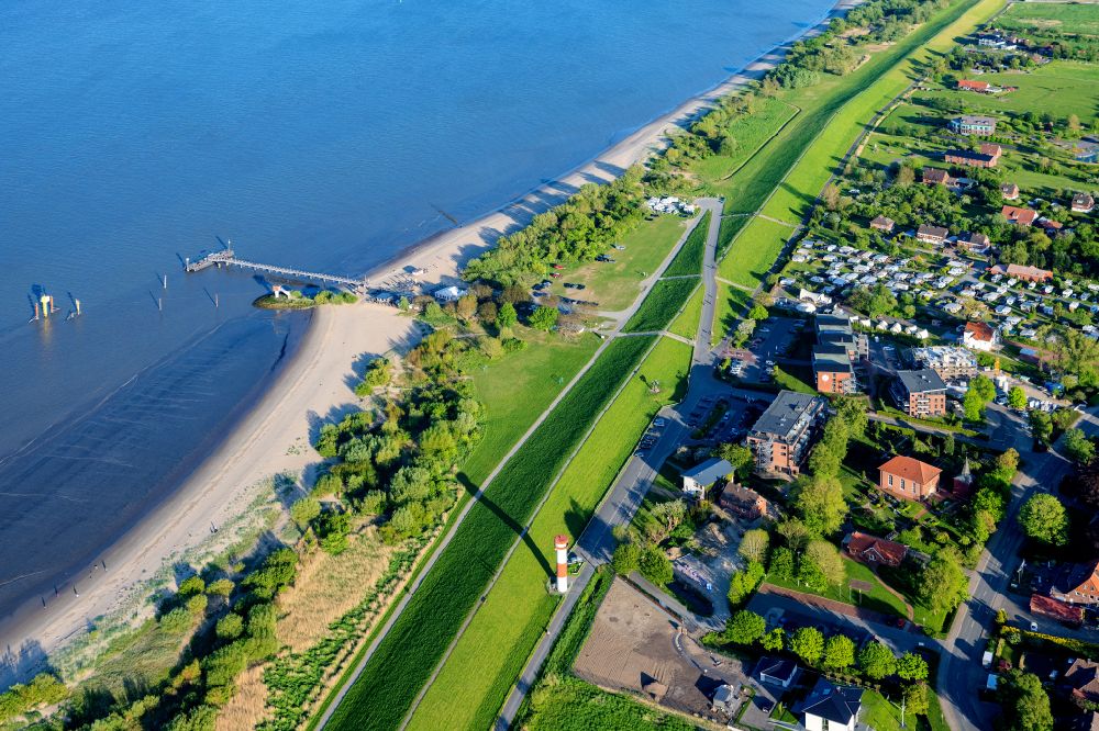 Luftbild Drochtersen - Sandstrand- Uferlandschaft auf der Elbinsel Krautsand mit Ferien und Hotelanlagen in Drochtersen im Bundesland Niedersachsen, Deutschland