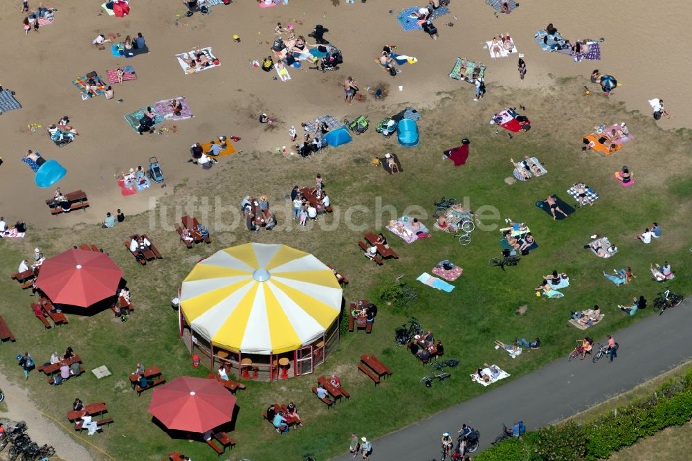 Bremen aus der Vogelperspektive: Sandstrand- Uferlandschaft am Strandbad Weserstrand in Bremen, Deutschland