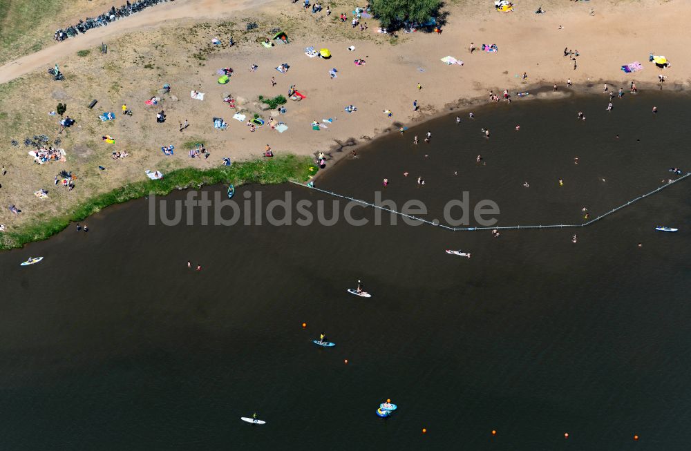 Bremen aus der Vogelperspektive: Sandstrand- Uferlandschaft am Strandbad Weserstrand in Bremen, Deutschland