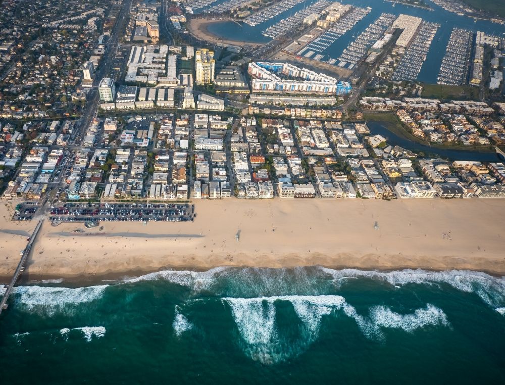 Luftbild Los Angeles - Sandstrand von Venice Beach in Los Angeles und Ortsansicht von Marina del Rey in Kalifornien, USA